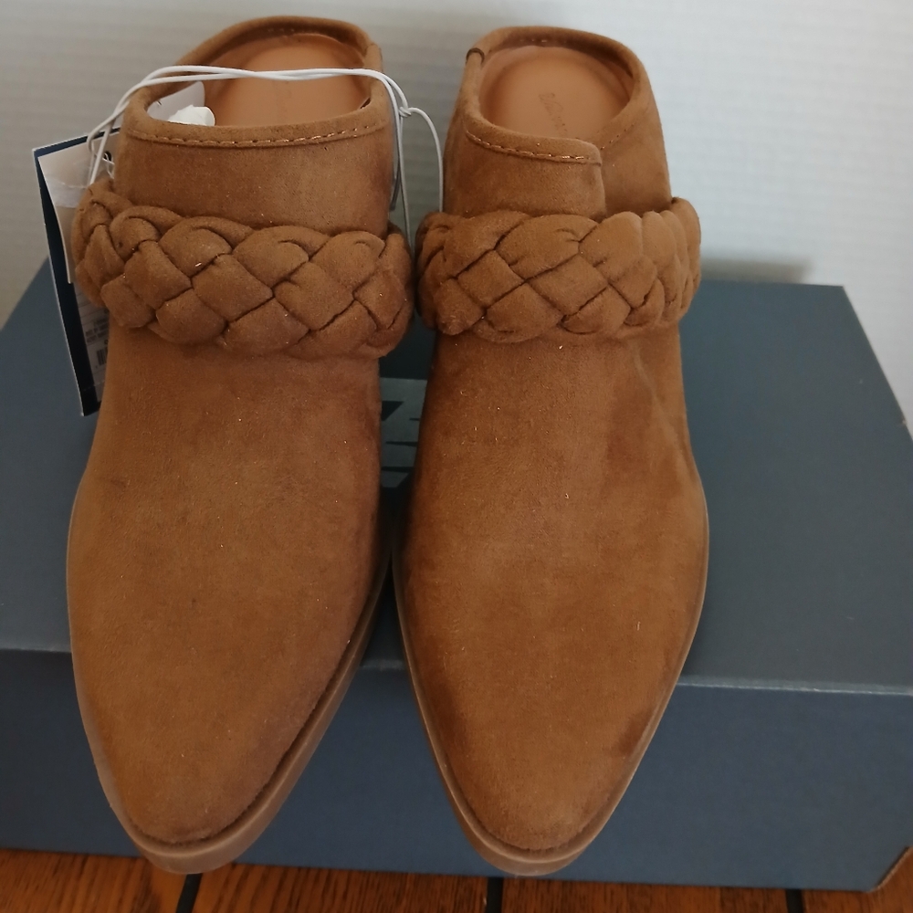 Universal Threads  Mules Memory Foam size 6 $18